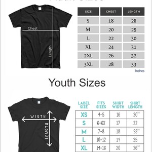 Peut inclure: Un tableau des tailles pour t-shirts adultes et enfants. Le tableau indique les mesures de la poitrine et de la longueur en pouces pour les tailles adultes S &agrave; 3XL. Le tableau des tailles pour enfants indique la largeur et la longueur du t-shirt en pouces pour les tailles XS &agrave; XL.