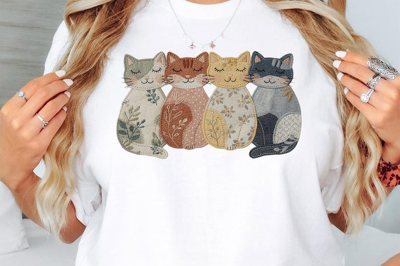 Pu&ograve; includere: T-shirt bianca con quattro applicazioni di gatti. Ogni gatto ha un motivo e un colore unici, tra cui verde, marrone, giallo e grigio. I gatti sono disposti in fila, con gli occhi chiusi, dando un aspetto stravagante. La maglietta &egrave; un capo casual per tutti i giorni.