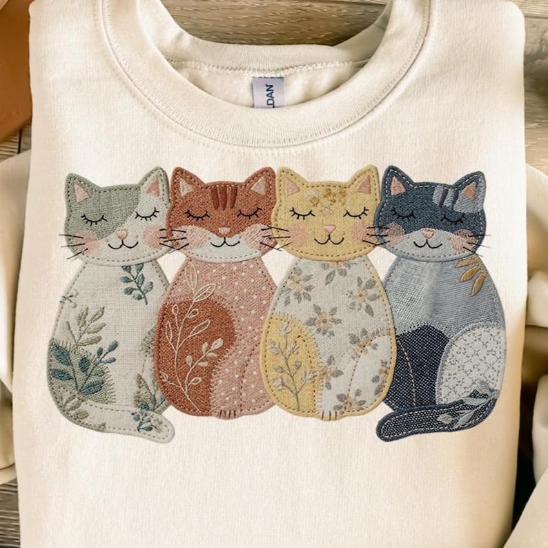 Pu&ograve; includere: Felpa color crema con un design ricamato di quattro gatti stilizzati. Ogni gatto ha gli occhi chiusi e dettagli unici a motivi in tonalit&agrave; di grigio, marrone, giallo e blu. I gatti sono disposti in fila, creando un'estetica stravagante e artistica.