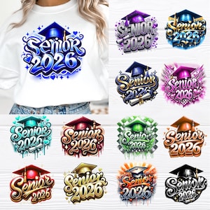 Puede incluir: Una sudadera blanca con un diseño azul y blanco de "Senior 2026". La imagen también muestra varios gráficos temáticos de graduación con el texto "Senior 2026" en diferentes colores y estilos, incluyendo gorros de graduación.