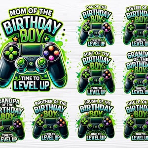 Puede incluir: Una colección de ilustraciones digitales con un diseño de mando de videojuegos. Cada diseño incluye la frase "Time to Level Up" y títulos como "Mamá del cumpleañero", "Papá del cumpleañero" y "Hermana del cumpleañero".