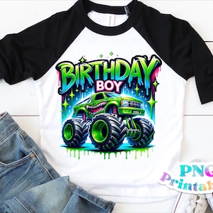 Puede incluir: Una camiseta de b&eacute;isbol blanca y negra con un gr&aacute;fico de cami&oacute;n monstruo verde y el texto "Birthday Boy". El cami&oacute;n monstruo tiene una sonrisa de dientes y est&aacute; rodeado de gotas y estrellas de colores.