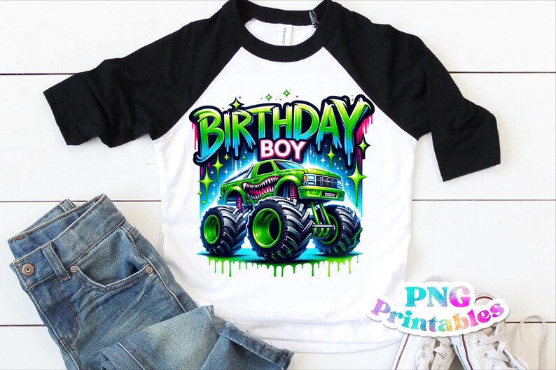 Puede incluir: Una camiseta de b&eacute;isbol blanca y negra con un gr&aacute;fico de cami&oacute;n monstruo verde y el texto "Birthday Boy". El cami&oacute;n monstruo tiene una sonrisa de dientes y est&aacute; rodeado de gotas y estrellas de colores.