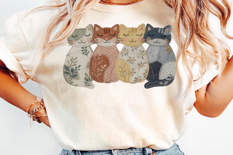 Pu&ograve; includere: Felpa color crema con un disegno di quattro gatti stilizzati. Ogni gatto ha un motivo e un colore unici, tra cui verde, marrone, giallo e blu. I gatti sono disposti in fila, con gli occhi chiusi, creando un'estetica stravagante e artistica.