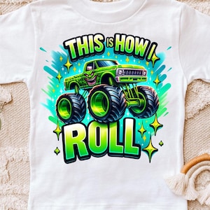 Può includere: Maglietta bianca con una grafica di monster truck verde e il testo "This is how I roll".