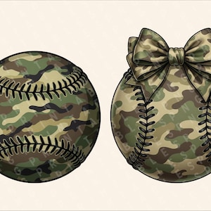 以下が含まれることがあります： 迷彩柄の野球ボールが2つ。1つは無地で、もう1つは迷彩柄の大きなリボンが付いています。どちらのボールにも黒いステッチが入っています。
