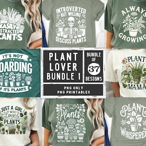 Op de afbeelding: Een set van 37 t-shirtontwerpen met een plantenliefhebbersthema. De ontwerpen bevatten verschillende woordspelingen en illustraties over planten. De ontwerpen zijn beschikbaar als PNG-bestanden en perfect om te printen op t-shirts, tassen, mokken en andere merchandise.