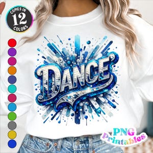 Puede incluir: Una sudadera blanca con un gráfico de "DANCE" en lentejuelas azules y plateadas. El gráfico está rodeado de salpicaduras de pintura azul y blanca.