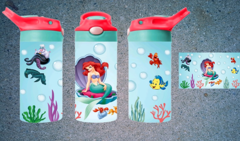 Op de afbeelding: Een turquoise waterfles met een rode dop en een rietje. De fles heeft een ontwerp van Ariel de zeemeermin uit De Kleine Zeemeermin, samen met andere personages uit de film, waaronder Sebastian de krab, Flounder de vis en Ursula de zeewitch.