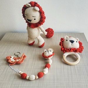 Gehäkelte Löwe Kinderwagenkette | Rassel und Schnullerhalter Set | Benutzerdefinierte Baby Schnuller Clip | Gehäkelter Löwe