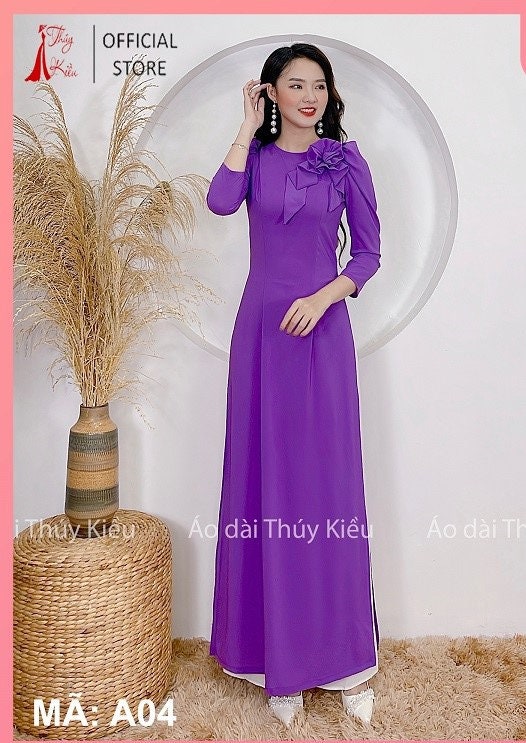 Dit is een klein deel van de dag, een klein stukje verderop A04, Thuy Kieu Ao Dai met een kleine paarse bloem op de achtergrond - Ao Dai Viet Nam