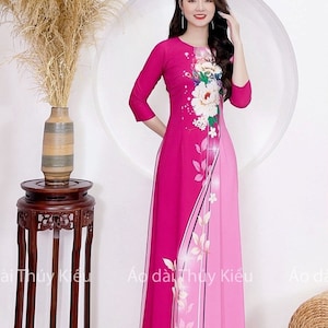 Áo dài thiết kế nền tím hồng cách tân tết mềm mại, co giãn - Ao dai con un innovador diseño de costura sobre un fondo rosa púrpura suave y elástico