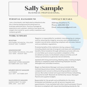 Puede incluir: Un currículum vitae para Sally Sample, una profesional de negocios. El currículum enumera su experiencia laboral, incluidos roles como registradora, representante de admisiones, gerente de tienda asistente, gerente de servicio al cliente y gerente de ventas/servicio. El currículum también enumera sus competencias principales, como servicio al cliente, capacitación, reclutamiento, recursos humanos, ventas, habilidades organizativas, habilidades de escucha, nómina y programación.
