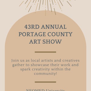 Op de afbeelding: Een poster die de 43e jaarlijkse kunsttentoonstelling van Portage County aankondigt. De poster heeft een gestileerd zonnestralenontwerp in goud op een beige achtergrond. De tekst luidt "43rd Annual Portage County Art Show" in donkerblauw en "Sluit je aan bij ons terwijl lokale kunstenaars en creatievelingen samenkomen om hun werk te presenteren en creativiteit te stimuleren binnen de gemeenschap!" in donkerblauw. De poster bevat ook de locatie en data van het evenement: "NEOMED University (Inside the NEW Center) April 19th - April 27th 2023".