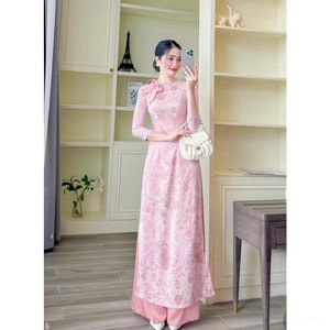 Innovatieve brokaat oa dai met vlinderdas, roze ronde hals - Voorbereiding Ao Dai Tet Vietnam, Ao Dai Bride