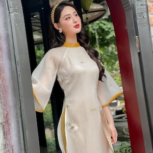 Modern Ao Dai embroidered with beautiful flowers- Áo Dài Cách Tân thêu hoa nổi đẹp - Pre-made Ao Dai Tet Viet Nam