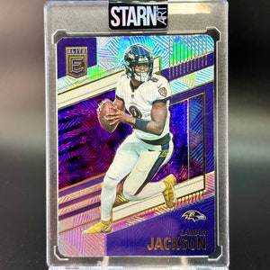 Arte do cartão 1/1 de futebol personalizado em relevo e pintado com tinta de Lamar Jackson