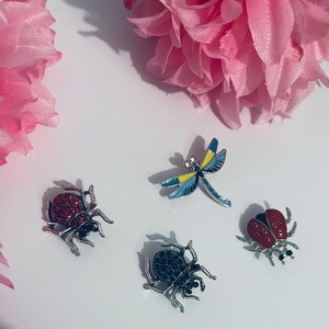 Pin de esmalte con forma de insecto: mariquita, araña y libélula