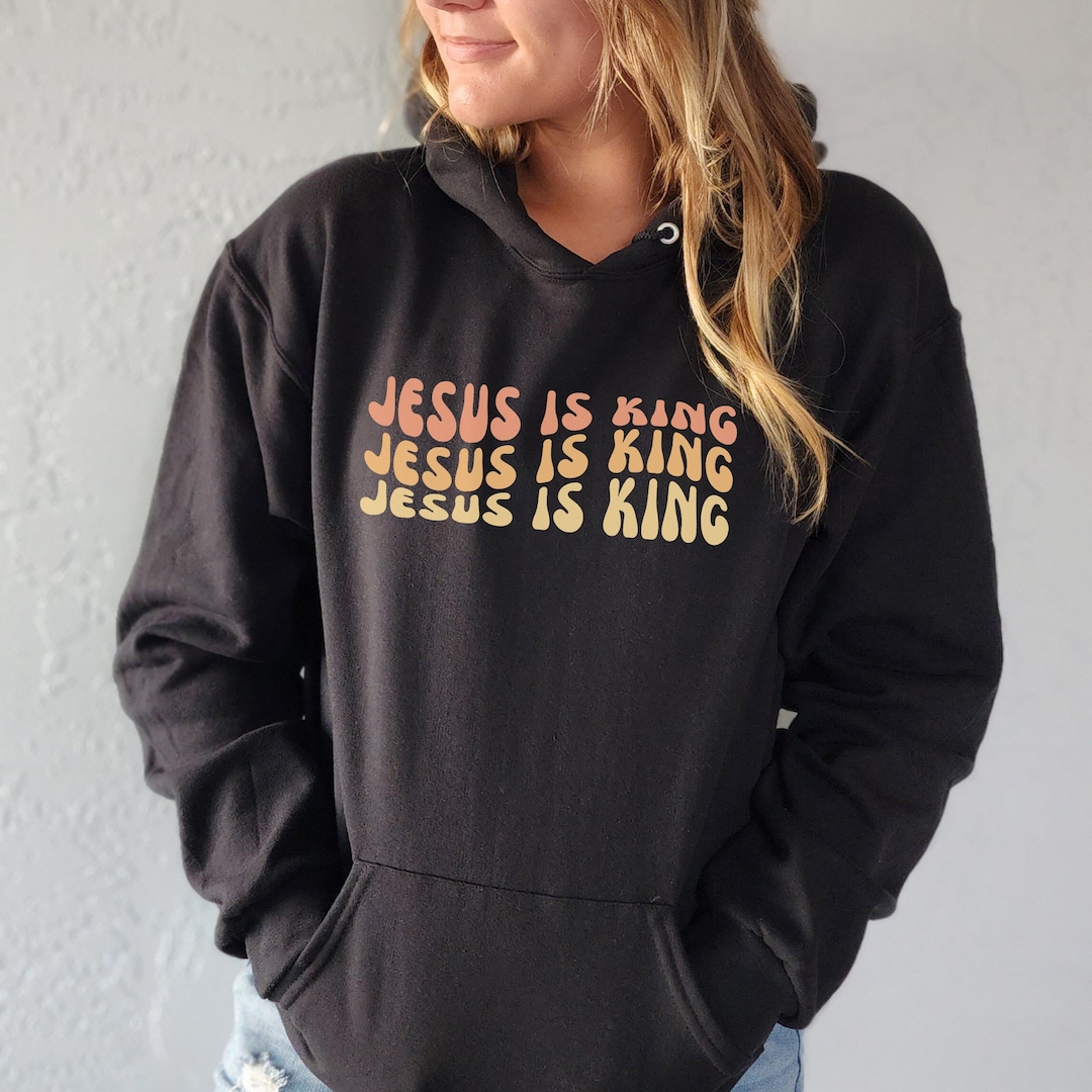 Felpa con cappuccio premium con testo retrò ondulato Jesus is King