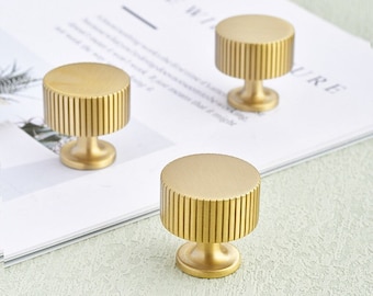 Perillas de latón satinado para gabinetes: modernos tiradores dorados para cajones de cocina