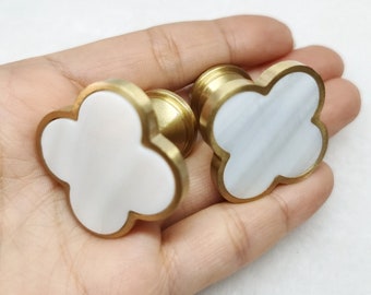 Perillas de gabinete con diseño de trébol de latón cepillado: tiradores de cajón de tocador con concha blanca