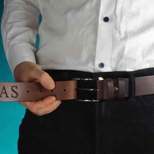 Ceinture en cuir classique personnalisée pour la Saint-Valentin en 6 couleurs, ceinture en cuir avec nom de gravure personnalisé et message secret, cadeau pour lui image 1