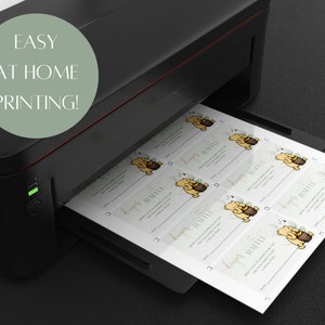 Peut inclure: Une imprimante noire avec une feuille de papier qui en sort. Le papier contient plusieurs copies d'un ticket de tombola sur le th&egrave;me de Winnie l'ourson qui dit "Dessert Raffle". Le texte "EASY AT HOME PRINTING!" est dans un cercle vert en haut &agrave; gauche de l'image.