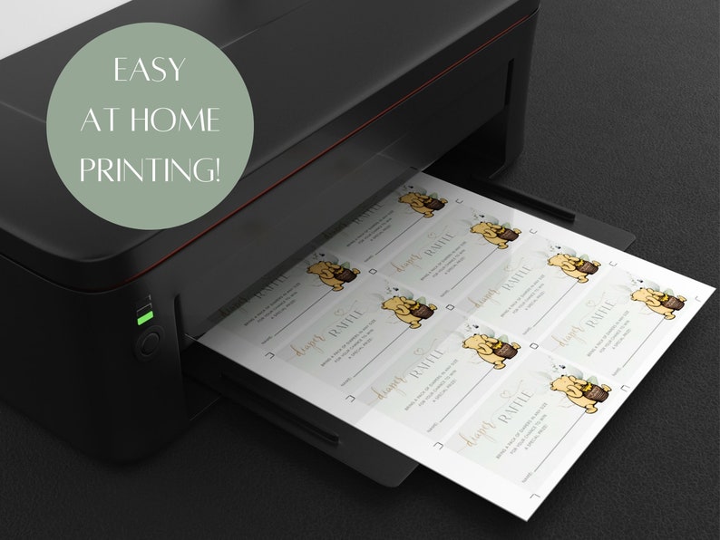 Peut inclure: Une imprimante noire avec une feuille de papier qui en sort. Le papier contient plusieurs copies d'un ticket de tombola sur le th&egrave;me de Winnie l'ourson qui dit "Dessert Raffle". Le texte "EASY AT HOME PRINTING!" est dans un cercle vert en haut &agrave; gauche de l'image.