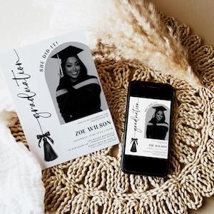 Op de afbeelding: Een afstudeeraankondiging en een smartphone met hetzelfde ontwerp. De aankondiging toont een foto van een afgestudeerde in een baret en toga, met de tekst "Graduation" en "She Did It!" in elegant schrift. De telefoon toont hetzelfde ontwerp.