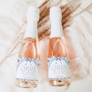 Chinoiserie bruidsdouche mini-champagnelabels, vintage mini-champagnegunsten, stoffig blauw mini-wijnetiket, afdrukbare labels 'Cheers to Love'