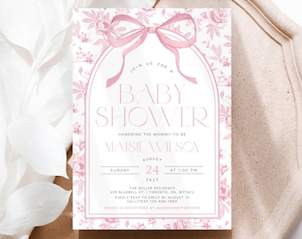 Może przedstawiać: Prostokątne zaproszenie na baby shower z różowym wzorem kwiatowym, różową kokardą u góry i łukowatą ramką. Tekst brzmi: JOIN US FOR A BABY SHOWER HONORING THE MOMMY-TO-BE MAISIE WILSON AUGUST 24 2025 AT 1:00 PM.