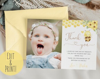 Plantilla de tarjeta de agradecimiento del 1er día de la abeja, nota de agradecimiento del cumpleaños de la abeja, tarjeta de agradecimiento editable, tarjeta de agradecimiento de la foto de la abeja de miel, girasoles y abejas