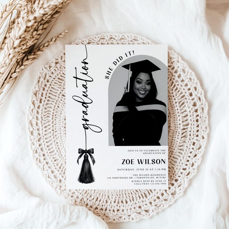 Op de afbeelding: Een afstudeeraankondigingskaart met het woord "graduation" in elegant schrift. De kaart bevat een foto van een lachende afgestudeerde met een baret en toga, met de tekst "She Did It!" en evenementdetails.