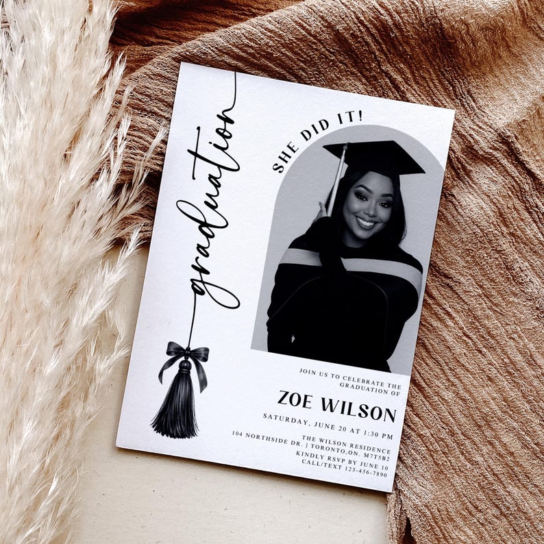 Op de afbeelding: Een afstudeeraankondiging met een zwart-wit foto van een lachende persoon met een afstudeerhoed. De tekst luidt "Graduation" en "She Did It!" met details voor de ceremonie, inclusief de naam, datum, tijd en locatie.