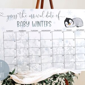 K&ouml;nnte beinhalten: Ein druckbares Babyparty-Spiel mit einem blauen und wei&szlig;en Winterthema. Das Spiel ist ein Kalender mit dem Text "Erraten Sie das Ankunftsdatum von Baby Winters". Eine Pinguin-Illustration befindet sich in der oberen rechten Ecke.