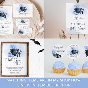 K&ouml;nnte beinhalten: Ein Satz druckbarer Babyparty-Dekorationen mit einer schwarzen Katze und einem Kessel mit blauen und wei&szlig;en Aquarell-Akzenten. Der Text auf den Einladungen lautet "Ein Baby braut sich zusammen" und "Veronicas Babyparty".