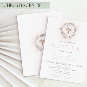 Peut inclure: Une couronne florale rose et verte avec une croix en bois au centre. Le texte "PLEASE JOIN US FOR THE BAPTISM OF OUR DAUGHTER Lydin Rose SUNDAY, MARCH 5TH AT 12PM ST. JOSEPH'S CHURCH 123 BLESSED LANE | TORONTO, ON, K4T482 RECEPTION TO FOLLOW AT THE MILLER RESIDENCE RSVP TO LYDIA BY FEBRUARY 25TH CALL/TEXT 123-456-7890" est imprim&eacute; sur la carte.