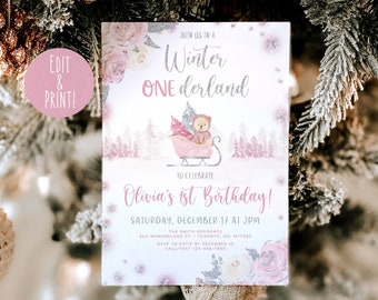 Peut inclure: Une invitation de fête de premier anniversaire sur le thème de l'hiver et du pays des merveilles, en rose et blanc, avec un ours en peluche dans un traîneau. L'invitation indique "Rejoignez-nous dans un pays des merveilles d'hiver pour célébrer le 1er anniversaire d'Olivia ! Samedi 17 décembre à 14 h. Résidence Smith, 504 Wonderland St., Toronto, ON. M77585. Veuillez confirmer votre présence à Katie avant le 10 décembre. Appelez ou envoyez un SMS au 123-456-7890."