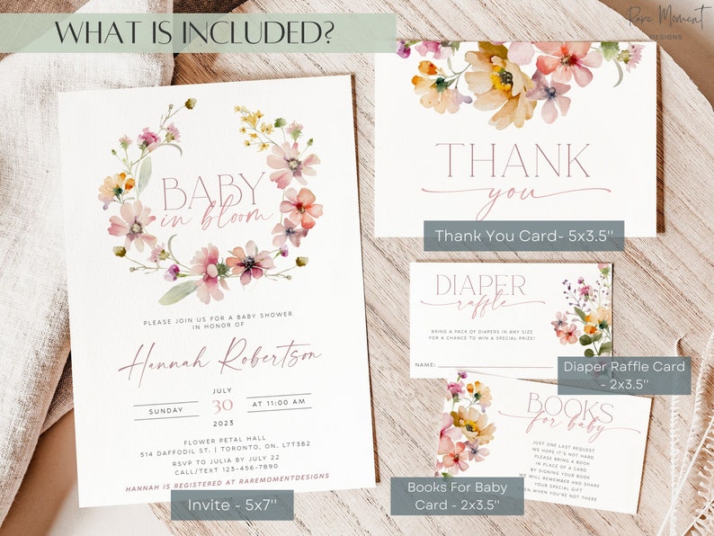 Peut inclure: Un ensemble de cartes de f&ecirc;te pr&eacute;natale imprimables avec un motif floral compos&eacute; de fleurs roses et jaunes. Les cartes comprennent une invitation, une carte de remerciement, une carte de tombola pour les couches et une carte de livres pour b&eacute;b&eacute;. Le texte sur les cartes est "Baby in Bloom", "Merci", "Tombola de couches" et "Livres pour b&eacute;b&eacute;".