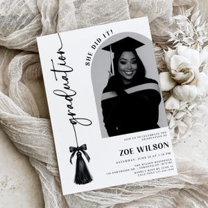 Op de afbeelding: Een witte afstudeeraankondiging met het woord "graduation" in elegant schrift. De aankondiging bevat een zwart-witfoto van een afgestudeerde, de tekst "She Did It!" en evenementdetails.