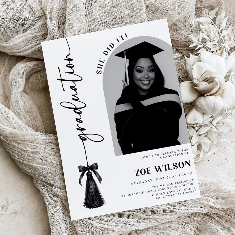 Op de afbeelding: Een witte afstudeeraankondiging met het woord "graduation" in elegant schrift. De aankondiging bevat een zwart-witfoto van een afgestudeerde, de tekst "She Did It!" en evenementdetails.