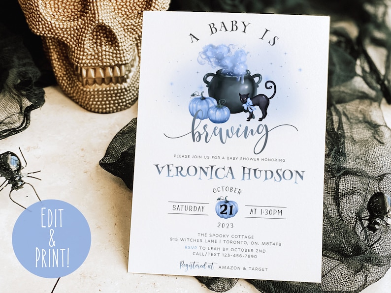 K&ouml;nnte beinhalten: Eine Babyparty-Einladung in blau-wei&szlig;er Farbgebung. Die Einladung zeigt einen Kessel mit einer schwarzen Katze und K&uuml;rbissen. Der Text lautet "A Baby Is Brewing" und "Veronica Hudson".