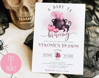 Puede incluir: Una invitación a una fiesta de bienvenida al bebé de Halloween rosa y negra con un caldero, un gato negro y calabazas. El texto dice "Un bebé está elaborando cerveza" y "Veronica Hudson". La fecha es el 21 de octubre de 2023 a la 1:30 PM. El lugar es "The Spooky Cottage" y se incluye la información de RSVP.
