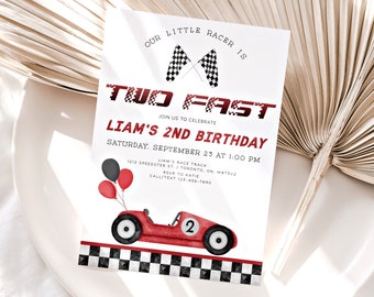 Op de afbeelding: Een verjaardagsuitnodiging met een racewagenthema. De uitnodiging bevat de tekst "OUR LITTLE RACER IS TWO FAST" en "LIAM'S 2ND BIRTHDAY". Een rode raceauto-illustratie en geblokte vlagaccenten maken het ontwerp compleet.