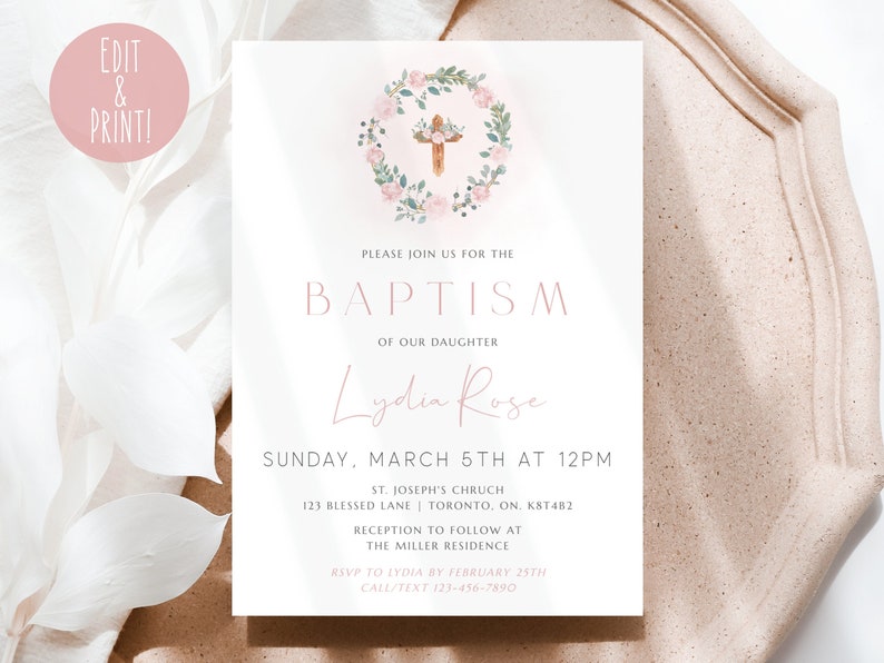 Peut inclure: Une invitation de bapt&ecirc;me blanche avec une couronne florale rose et une croix en bois. Le texte indique "Veuillez vous joindre &agrave; nous pour le bapt&ecirc;me de notre fille Lydia Rose. Dimanche 5 mars &agrave; 12h. &Eacute;glise St. Joseph 123 Blessed Lane, Toronto, ON. K8T4B2. R&eacute;ception &agrave; suivre &agrave; la r&eacute;sidence Miller. RSVP &agrave; Lydia avant le 25 f&eacute;vrier. Appelez/textez au 123-456-7890."