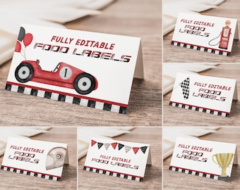 Puede incluir: Conjunto de seis etiquetas de comida imprimibles con temática de carreras de coches. Las etiquetas presentan un coche de carreras rojo, una bandera a cuadros, una bomba de gasolina, un casco, un trofeo y una pancarta con triángulos rojos y negros. El texto de las etiquetas dice "FULLY EDITABLE FOOD LABELS".