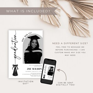 Op de afbeelding: Een zwart-wit afstudeeruitnodiging met de tekst "She Did It!" en "Graduation". De uitnodiging bevat een foto van een afgestudeerde met een hoed en toga. Een smartphone toont de uitnodiging. De uitnodiging is 12,7 x 17,8 cm groot.