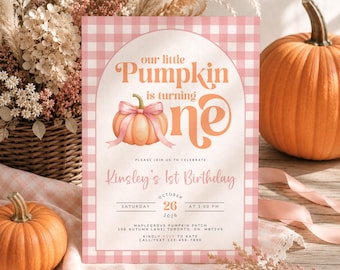 Op de afbeelding: Een rechthoekige verjaardagsuitnodiging met een roze en wit ruitjespatroon als rand. De tekst luidt: our little Pumpkin is turning one, Kinsley's 1st Birthday, October 26 2026, Saturday at 1:00 PM, Maple Grove Pumpkin Patch, 156 Autumn Lane.
