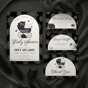 Puede incluir: Un conjunto de invitaciones de baby shower en blanco y negro con temática de Halloween. La invitación principal presenta un cochecito de bebé, murciélagos y una calabaza. Las tarjetas adicionales incluyen "Libros para bebé", "Rifa de pañales" y "Gracias".