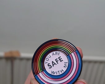 SECONDES - Vous êtes en sécurité avec moi Pin's Pide, stickers Pride et porte-passes Pride